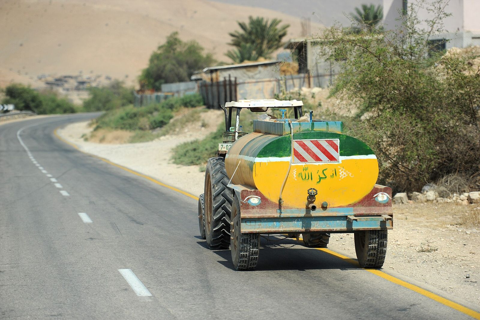 تراكتور يعمل في حقل في الضفة الغربية