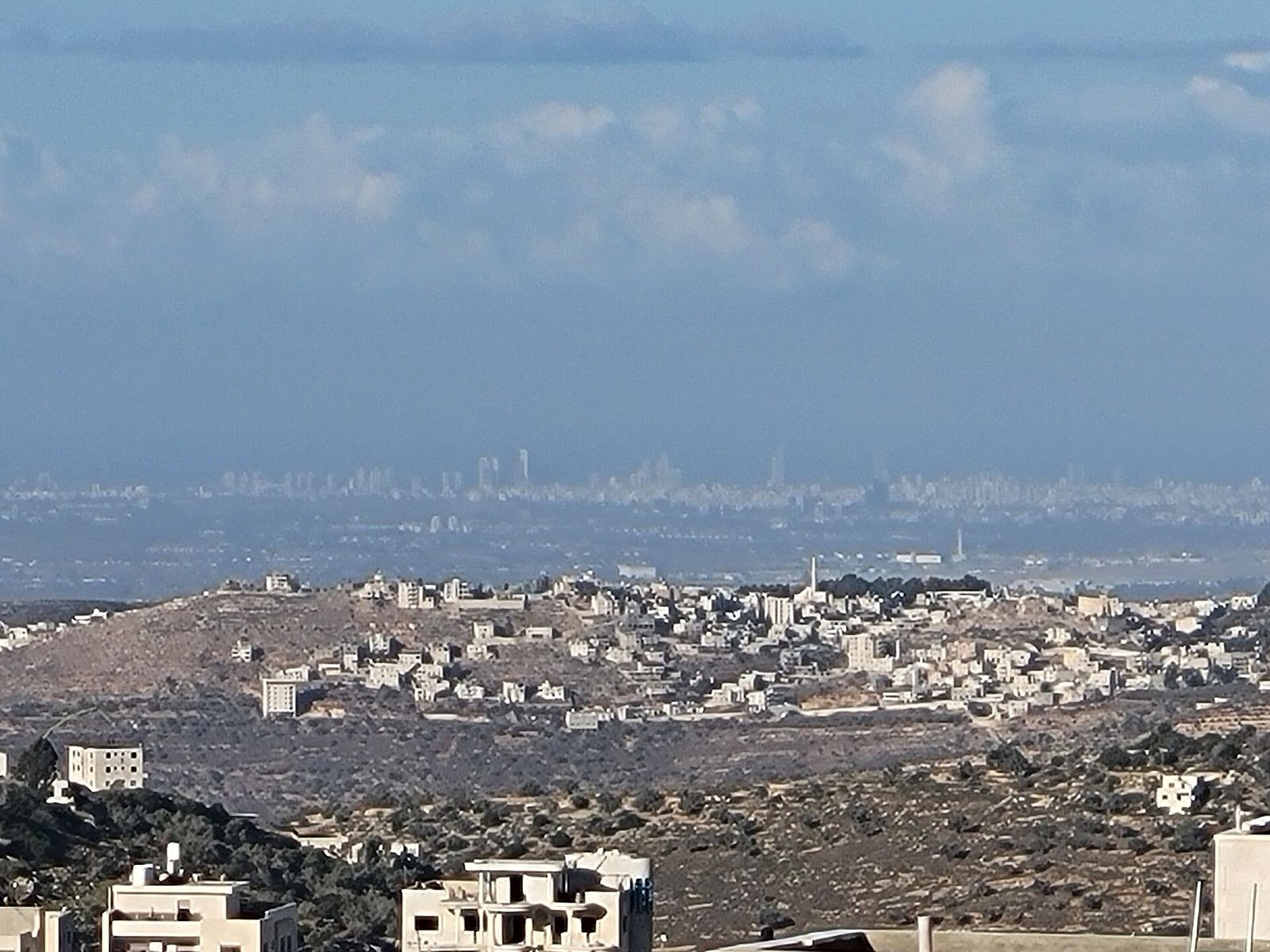 الإطلالة غرباً من بيرزيت فوق التلال نحو السهل الساحلي